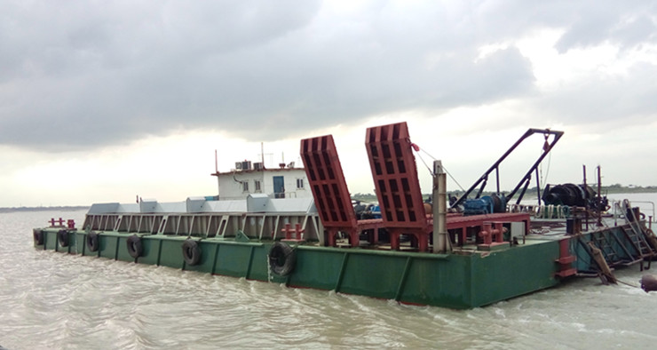 孟加拉帕德玛河道治理项目-开底抛石船